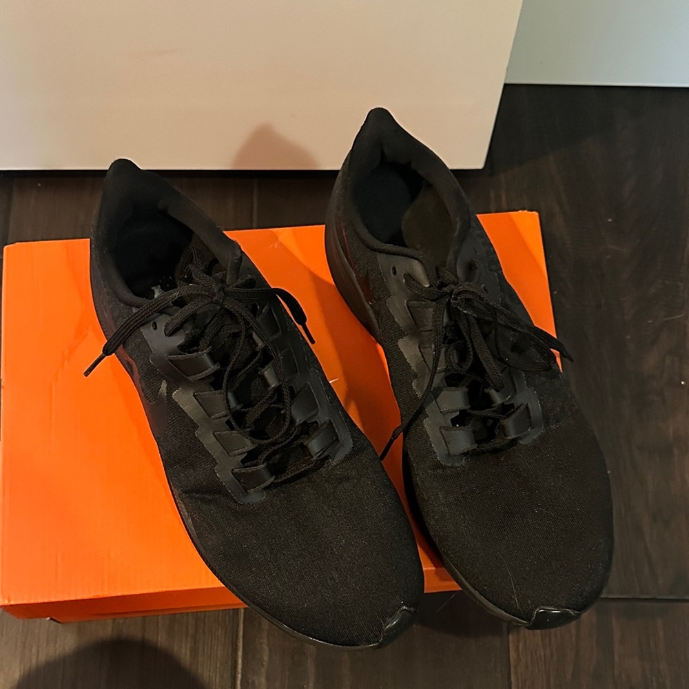 Nike Men's Black Athletic Shoes - Picture 2 of 6